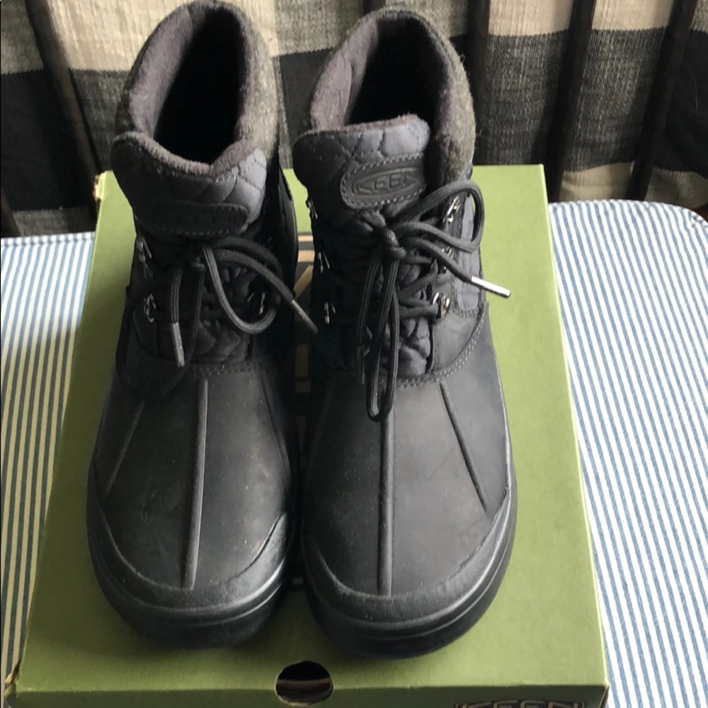 Waterproof hiking boots in black
